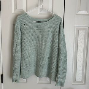 Women’s light green sweater in Size Small. Very good condition.